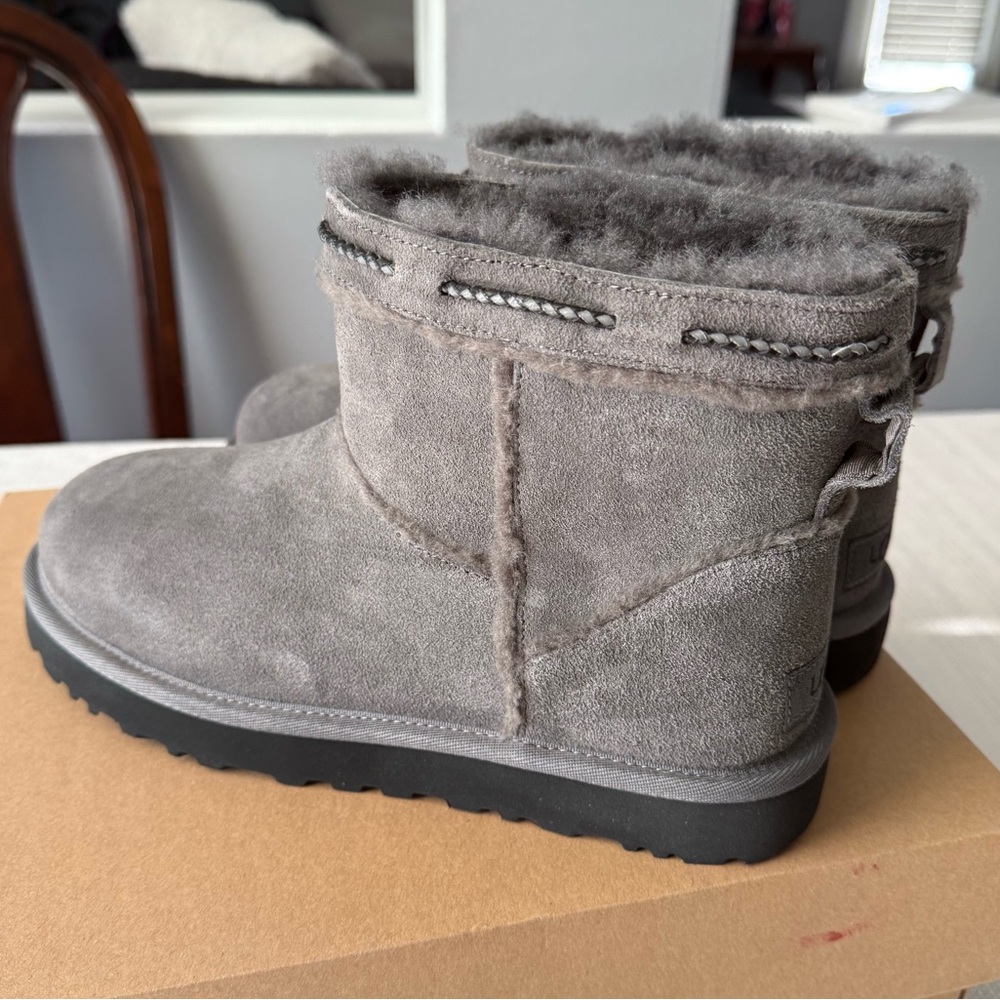 UGG CLASSIC MINI SHEARLING BRAID BOOT - Picture 4 of 9